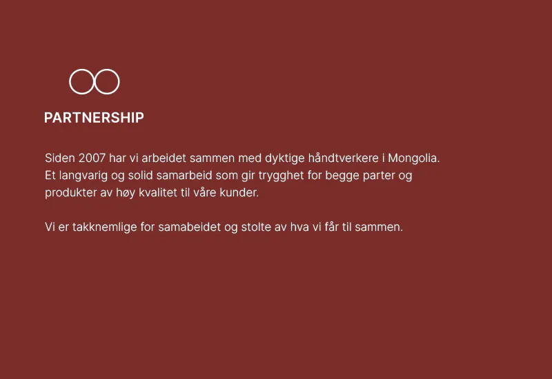 Samarbeid med mongolske produsenter. Likeverdig partnerskap. Etisk produksjon. Tekst på burgunder bakgrunn. Leder til blogginnlegg som forteller om TOVA sin feiring av 15 år med samarnbeid med produsent i Mongolia. 